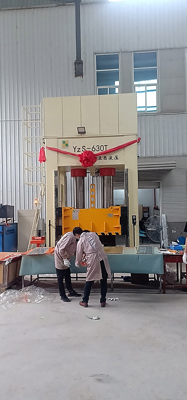 630噸框架式液壓機定制安裝圓滿成功，客戶相當(dāng)滿意