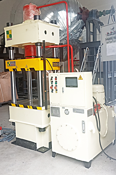 液壓機定制客戶定制的200噸四柱壓力機由液壓機供應(yīng)商成都正西液壓機供應(yīng)，圓滿交貨！