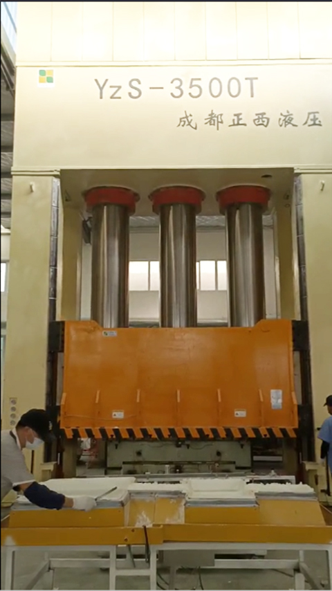 山東淄博液壓機(jī)需求客戶定制的3500噸框架液壓機(jī)圓滿交貨了，祝賀！